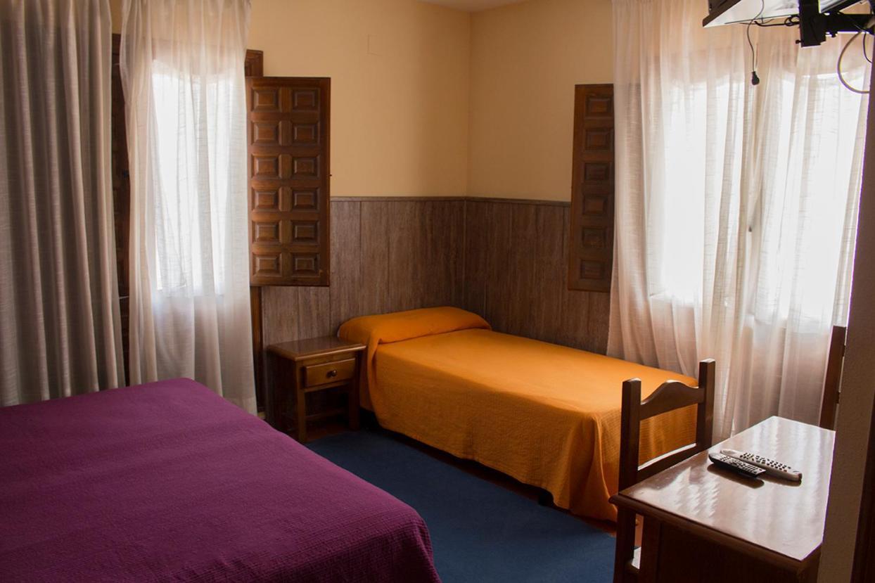 Hostal Del Tajo Пералехос-де-лас-Тручас Екстер'єр фото